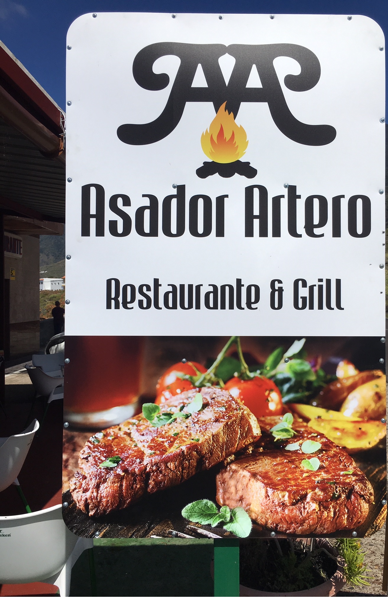 motivo cocodrilo ira Restaurante Asador Artero | El Hierro