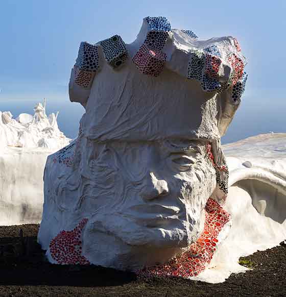 Escultura homenaje a la Bajada de la Virgen de los Reyes